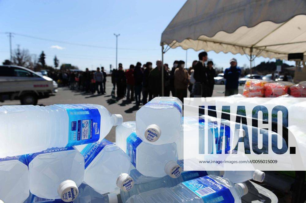 (110312) -- FUKUSHIMA, March 12, 2011 (Xinhua) -- People wait to buy daily necessities outside a supermarket in Fukushima, Japan, March 12, 2011. A latest National Police Agency tally said that 185 people were killed and 708 others were missing following the 8.8-magnitude earthquake that struck northeastern and eastern Japan and triggered a massive tsunami on Friday. (Xinhua Ji Chunpeng) (lmz) JAPAN-QUAKE