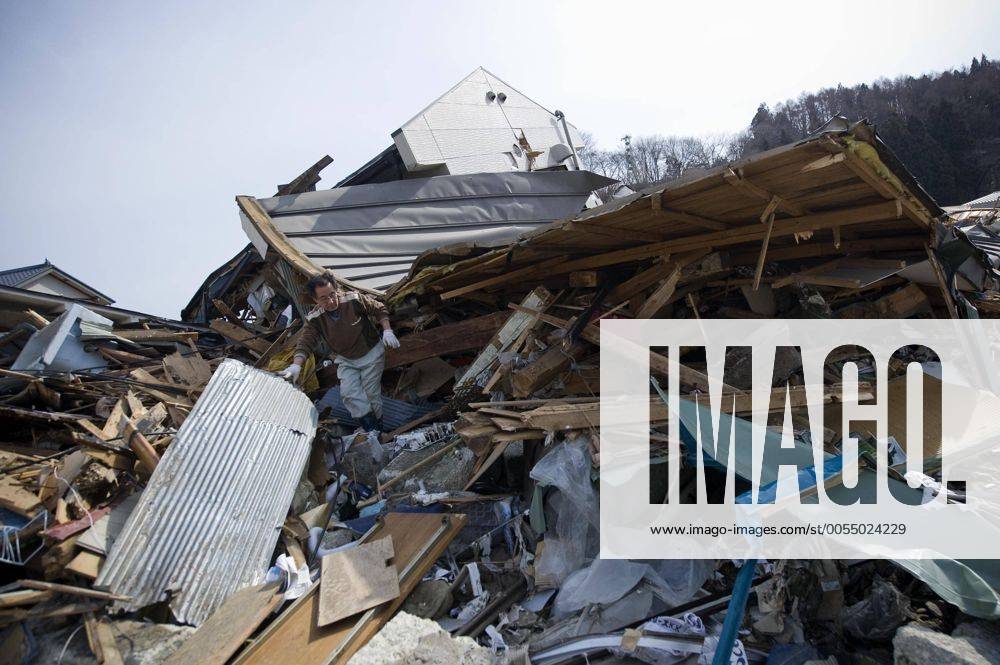 (110314) -- OFUNATO, March 14, 2011 (Xinhua) -- Photo taken on March 14, 2011 shows the ruins in Ofunato city of Japan s northeastern Iwate Prefecture. (Xinhua Lui Siu Wai) (zyw) JAPAN-OFUNATO-QUAKE