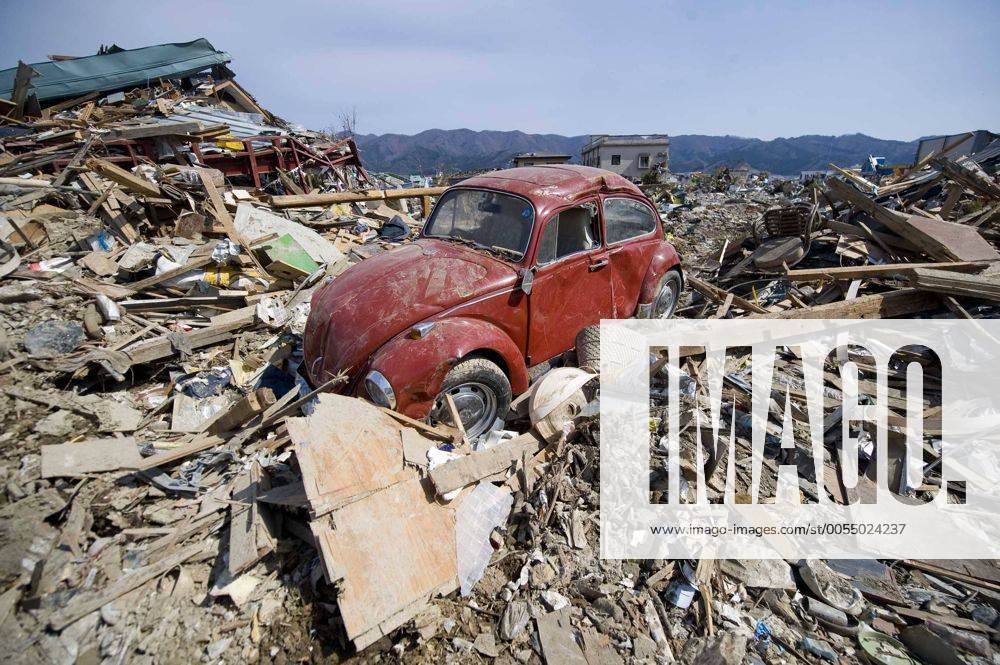 (110314) -- OFUNATO, March 14, 2011 (Xinhua) -- Photo taken on March 14, 2011 shows the ruins in Ofunato city of Japan s northeastern Iwate Prefecture. (Xinhua Lui Siu Wai) (zyw) JAPAN-OFUNATO-QUAKE