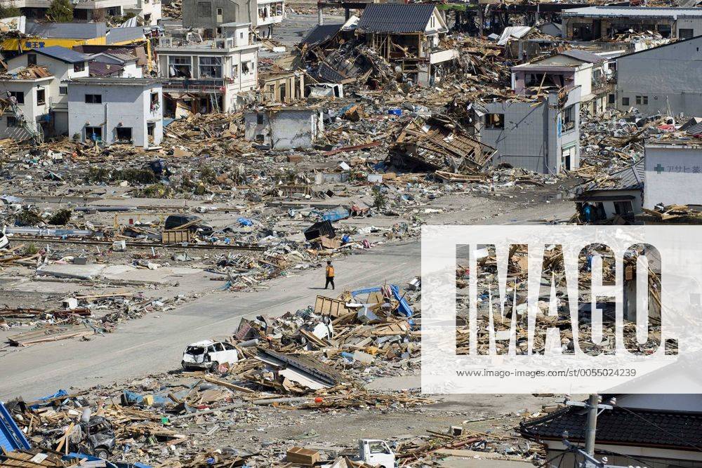 (110314) -- OFUNATO, March 14, 2011 (Xinhua) -- Photo taken on March 14, 2011 shows the ruins in Ofunato city of Japan s northeastern Iwate Prefecture. (Xinhua Lui Siu Wai) (zyw) JAPAN-OFUNATO-QUAKE