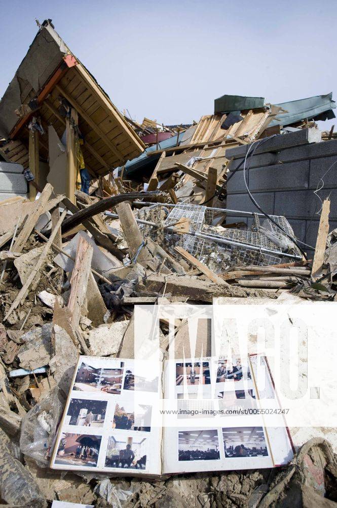 (110314) -- OFUNATO, March 14, 2011 (Xinhua) -- Photo taken on March 14, 2011 shows the ruins in Ofunato city of Japan s northeastern Iwate Prefecture. (Xinhua Lui Siu Wai) (zyw) JAPAN-OFUNATO-QUAKE