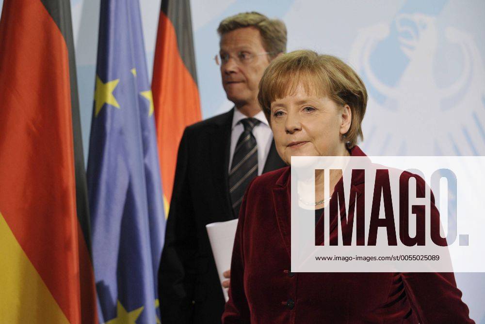 Bundesaußenminister Guido Westerwelle (GER FDP) und Bundeskanzlerin Angela Merkel (GER CDU) während eines Pressekonferenz zur Lage in Japan und zur Laufzeitverlängerung Deutscher Atomkraftwerke - Berlin