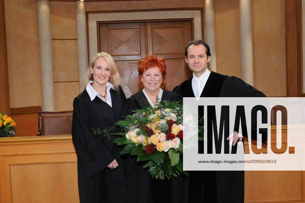 Fernseh Richterin Barbara Salesch startete am 27. September mit ihrem ersten Fall bei SAT1 . Am 20. März 2008 verhandelt sie ihren 1.500 Fall Barbara Salesch ( Fernsehrichterin) Kirsten Klingenberg ( Rechtsanwältin ) Bernd Römer ( Staatsanwalt )