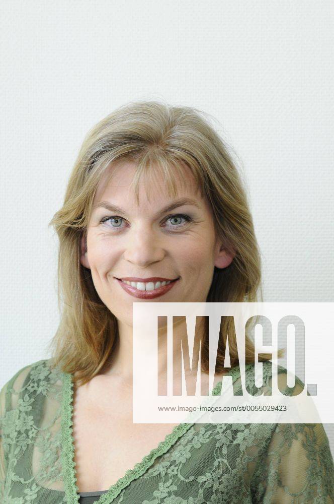 Katharina Hagena Autorin ( Der Geschmack von Apfelkernen ) Katharina Hagena, Literaturwissenschaftlerin an der Universität Hamburg, hat sich als James Joyce-Expertin einen Namen gemacht. Nun hat sie ihren ersten eigenen Roman geschrieben - und gleich einen Bestseller gelandet. Der Geschmack von Apfelkernen ist eine Familiensaga, in der der großmütterliche Garten eine wundersame Rolle spielt. Köln