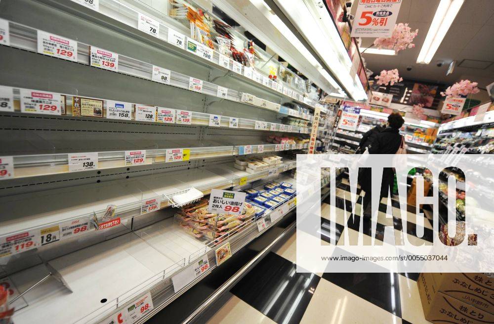 (110317) -- TOKYO, March 17, 2011 (Xinhua) -- People select goods beside empty shelves used to put instant food in Tokyo, March 17, 2011. Instant food supplies in many stores in Tokyo see great shortage after last Friday s devastated earthquake. (Xinhua Huang Xiaoyong) (zx) JAPAN-TOKYO-EARTHQUAKE-AFTERMATHS