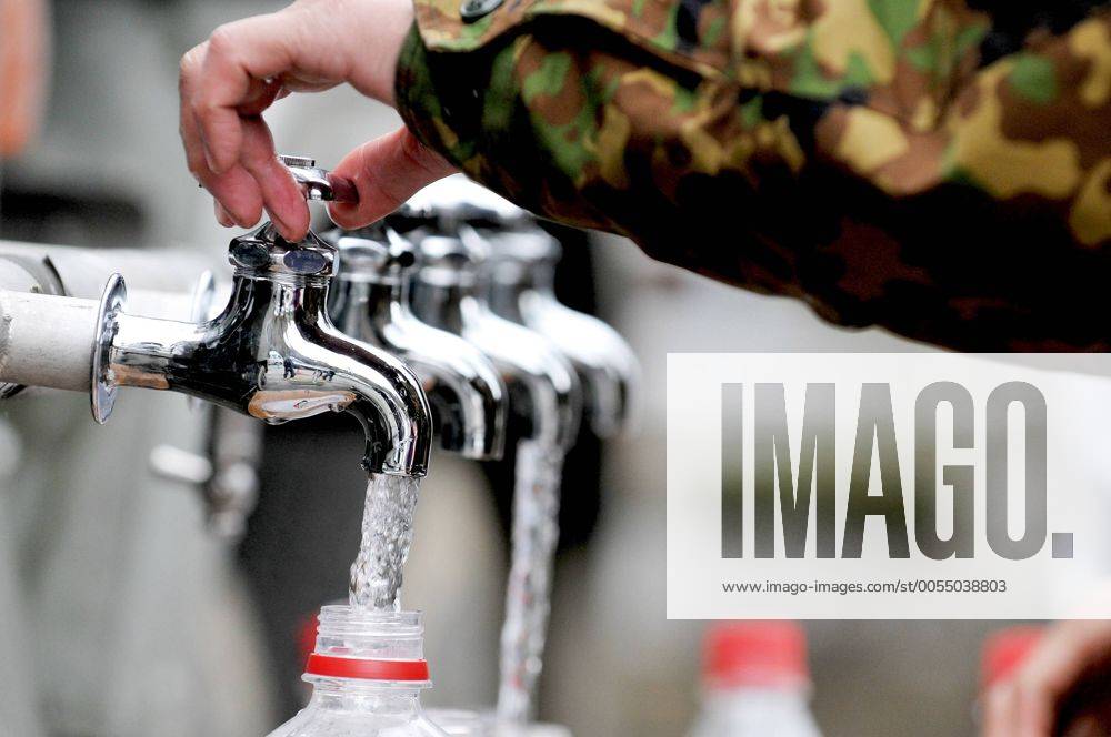 Members of Japan Ground Self-Defense Force supply with water for victims of the earthquake and tsunami that devastated the country, at the city office of Ofunato, Iwate prefecture, Japan, on March 17, 2011. TKP2011031719