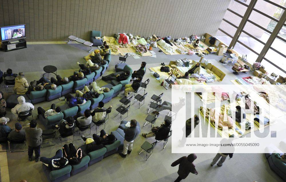 (110320) -- FUKUSHIMA, March 20, 2011 (Xinhua) -- Japanese watch news on TV inside a sports park used as a makeshift shelter in Fukushima, Japan, March 19, 2011. Residents around the Fukushima No. 1 nuclear power plant were evacuated to shelters to avoid radioactive hurt after nuclear leakage. Evacuees here were waiting in calm and orderliness for going back home. (Xinhua Huang Xiaoyong) (ybg) JAPAN-FUKUSHIMA-SHELTER-LIFE