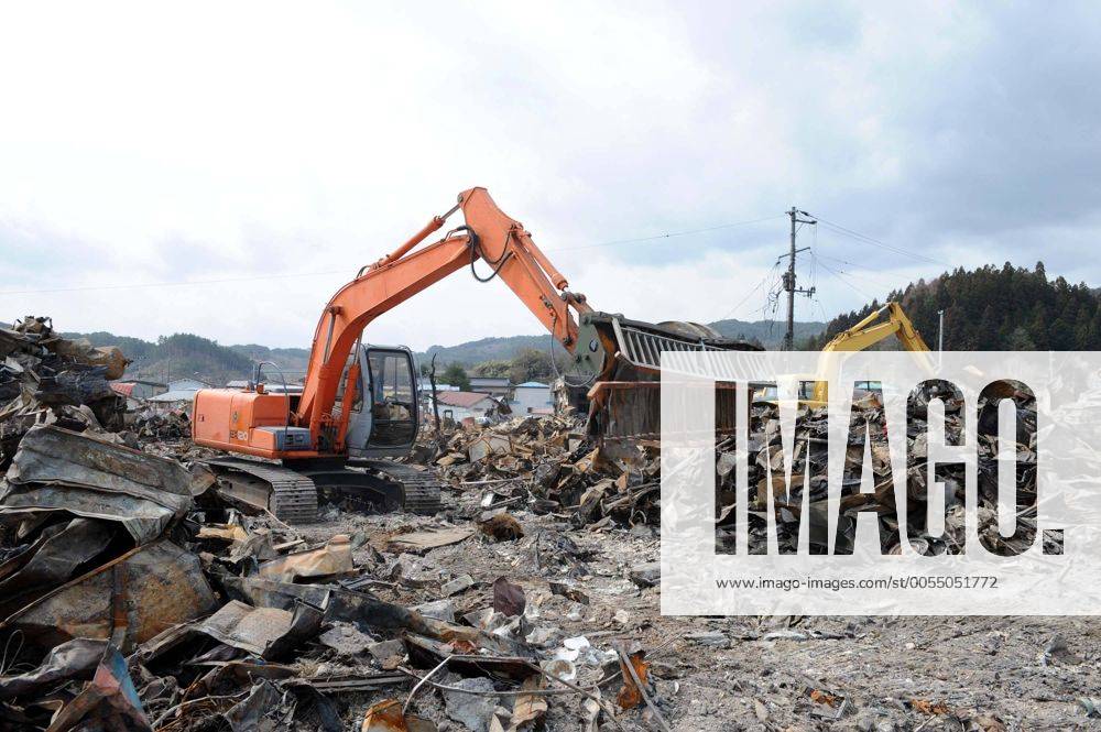 (110322) -- IWATE(JAPAN), March 22, 2011 (Xinhua) -- Excavators work on debris in quake-devastated Iwate Prefecture, Japan, on March 22, 2011. (Xinhua Song Zhenping) (lyx) JAPAN-IWATE-QUAKE-CLEARANCE