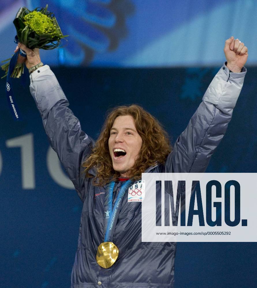 SHAUN WHITE (USA) celebrates during the Vancouver Olympics medal ceremony with his Gold medal in the Men s Halfpipe. This is his second time winning the gold for this event. - ZUMAt14 o0 Sieg Olympiasieg Jubel, Freude Siegerehrung Gold, Goldmedaille, Medaille o00 Aufmacher Emotionen