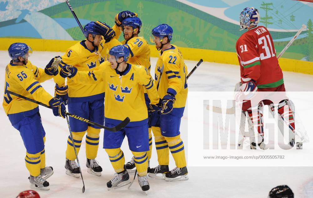 Feb. 19, 2010 - Vancouver, BC, Canada - VANCOUVER, BC: FEBRUARY 19, 2010 -- Sweden celebrates a goal by Daniel Alfredsson (centre) against Belarus in the third period during Vancouver 2010 Olympic Winter Games men s icehockey at Canada Hockey Place in Vancouver, BC Friday, February 19, 2010. - ZUMAw51 o0 Jubel, Freude