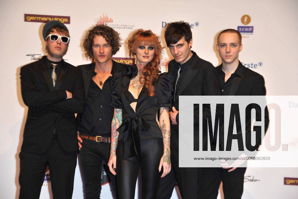 Die Band Jennifer Rostock - L-R: Christopher Baku Kohl, Alex Voigt, Jennifer Weist, Christoph Deckert und Johannes Joe Walter bei der Verleihung vom Musikpreis Echo in Berlin am 24.03.2011 Echo Verleihung 2011