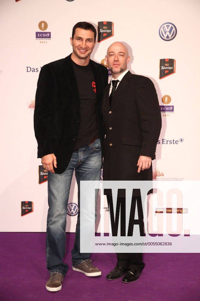 Vladimir Klitschko (L) und Der Graf, der Sänger der Band Unhelig bei der Verleihung vom Musikpreis Echo in Berlin am 24.03.2011 Echo Verleihung 2011