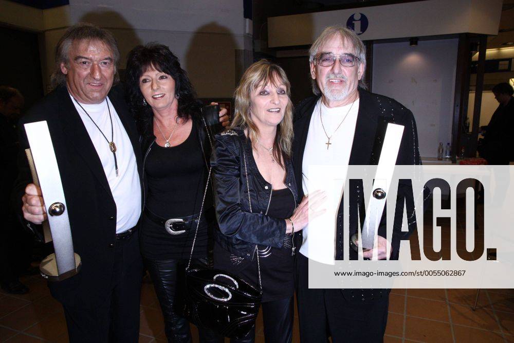 Die Amigos, Bernd (L) und Karl Heinz Ulrich mit ihren Ehefrauen Doris (2L) und Heike bei der Verleihung vom Musikpreis Echo in Berlin am 24.03.2011 Echo Verleihung 2011