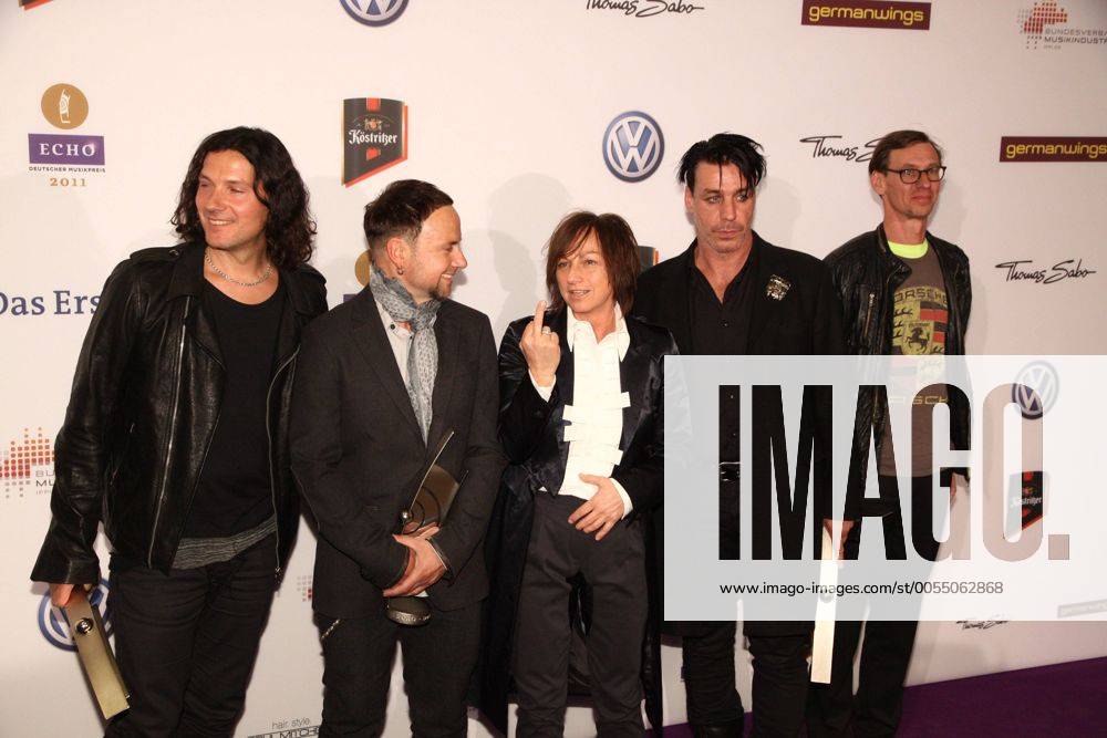 Gianna Nannini mit der Band Rammstein (L-R) Christoph Schneider, Paul Landers, Till Lindemann, Christian Flake Lorenz bei der Verleihung vom Musikpreis Echo in Berlin am 24.03.2011 Echo Verleihung 2011