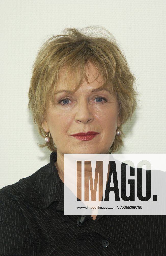 Antje Kunstmann Verlegerin Antje Kunstmann hat sich in einer Männerdomäne erfolgreich behauptet. In diesem Jahr feiert ihr Verlag den 30. Geburtstag. Mit einem kleinen, aber feinen Programm konnte er in einer von Fusion und Konzentration gekennzeichneten Branche überleben. 1976 gründete Antje Kunstmann mit einem Kollegen ihr eigenes Unternehmen, damals noch als Frauenverlag . Inspiriert von der 68er Bewegung publizierten sie vom Karl Marx Comic bis bin zu Frauen befreien sich Bücher Die Klosterschülerin, Jahrgang 1949, studierte Pädagogik in Frankfurt und München. Nach dem Examen 1971 übernahm sie ihren ersten Verlagsjob und betreute die Buchreihe Materialien zur Frauenemanzipation . Fünf Jahre später gründete sie ihren eigenen Verlag, der rund 30 Buch- und fünf Hörbuchtitel pro Jahr auf den Markt bringt. Zu den größten kommerziellen Erfolgen im Sachbuchbereich gehörte Donata El