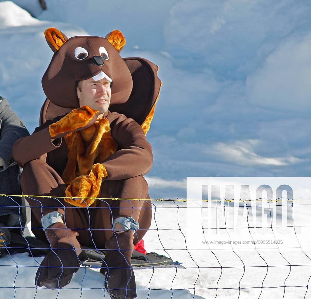 A man in a beaver costume watches the women s 15 km cross country individual sprint on day 8 of the 2010 Vancouver Winter Olympics at Whistler Olympic Park. RE0C8CAC o0 Fan kurios Kostüm Biber
