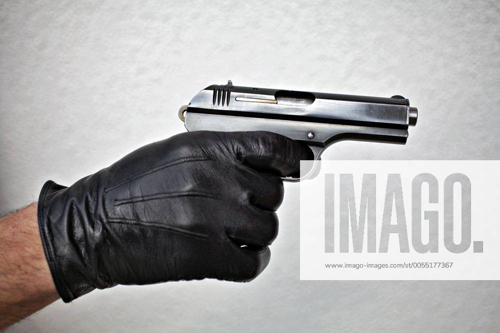 Kriminalität, Raub und Überfall Raubüberfall - Symbolbilder Pointed gun, pistol, caliber, calibre, gauge 7,65. (CTKxPhoto JosefxHorazny) CTKPhoto929201104010160501