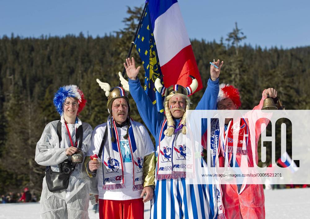 French fans cheer for their athletes in Biathlon Men s 15 km Mass Start during Vancouver 2010 Winter Olympics at the Whistler Olympic Park in Whistler, , February 21, 2010. OLY20100221829 o0 Asterix und Obelix o0 kurios verkleidet Zuschauer Verkleidung