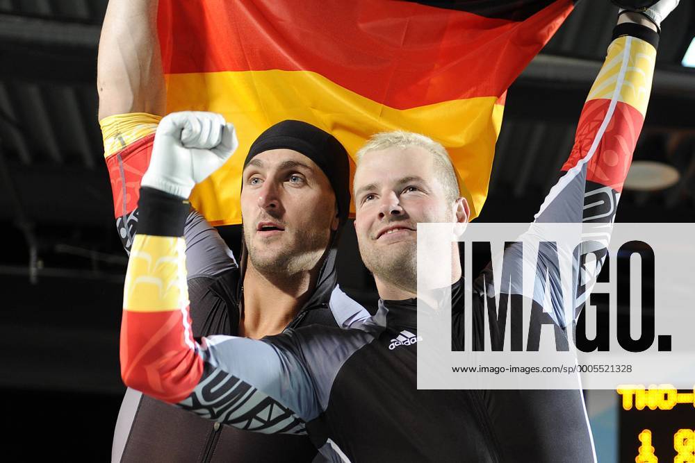 Andre LANGE (R), Kevin KUSKE (beide GER) jubeln - sie sind Olympiasieger im Zweierbob - 21.02.2010. XXI. Olympische Winterspiele 2010, in Vancouver Kanada. o0 Flagge Nationalflagge Objekte o0 Jubel Freude Sieg Olympiasieg