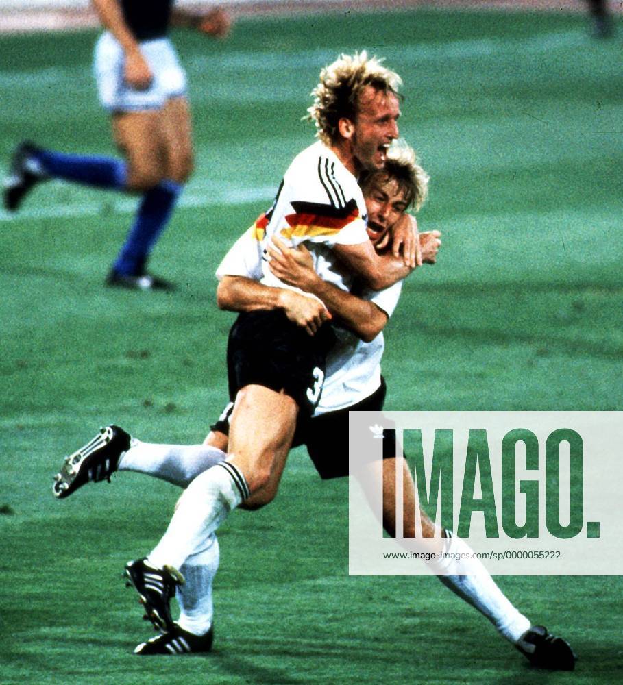 Andreas Brehme (li.) umarmt mit Jürgen Klinsmann Fußball WM Herren Weltmeisterschaft 1990, Nationalmannschaft, Länderspiel, Endspiel, Finale: BR Deutschland Gruppe Rom Harmonie, Freude,
