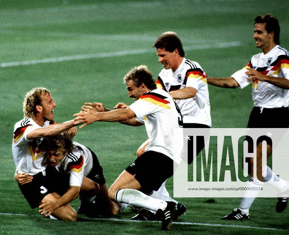 V.l.: Andreas Brehme, Jürgen Klinsmann, Rudi Völler, Stefan Reuter und Pierre Littbarski Fußball WM Herren Weltmeisterschaft 1990, Nationalmannschaft, Länderspiel, Endspiel, Finale: BR Deutschland Totale Rom Harmonie, Freude,