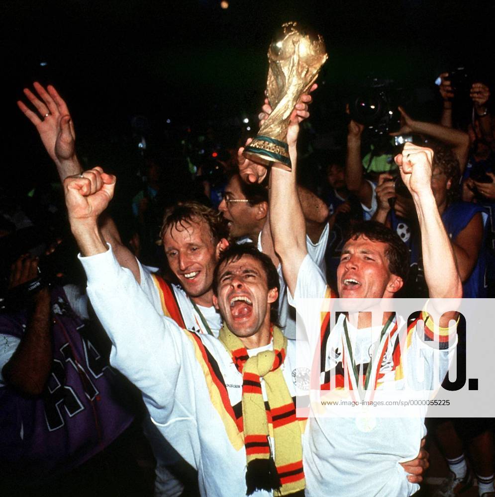 V.l.: Andreas Brehme, Pierre Littbarski und Kapitän Lothar Matthäus mit dem Pokal Fußball WM Herren Weltmeisterschaft 1990, Nationalmannschaft, Länderspiel, Endspiel, Finale: BR Deutschland Totale Rom Glück, Harmonie, Freude,