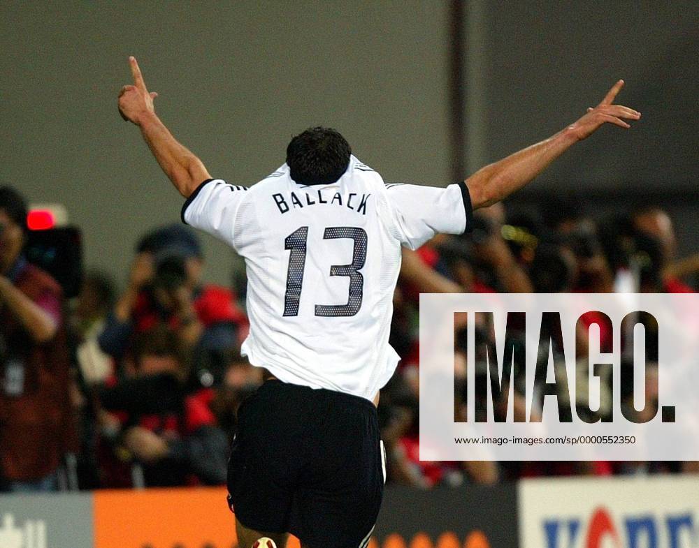 Torschütze Michael Ballack (Deutschland) nach seinem Treffer zum 1:0 Fußball WM Herren Weltmeisterschaft 2002, Länderspiel, Halbfinale, Nationalmannschaft, Nationalteam, Nationaltrikot Einzelbild WorldCupStadium Seoul Freude, Begeisterung,