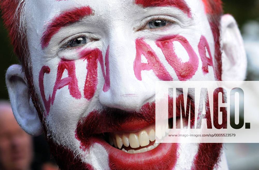 Feb 22, 2010 - Cypress Mountain, British Columbia, Canada - A face painted Canada fan smiles during the qualification round of the Men s Freestyle skiing Aerials on Cypress Mountain Monday evening during the 2010 Winter Olympic games. - ZUMAk51 o0 Publikum Freude Gesichtsbemalung, Bemalung, bemalt, Nationalfarben, Landesfarben