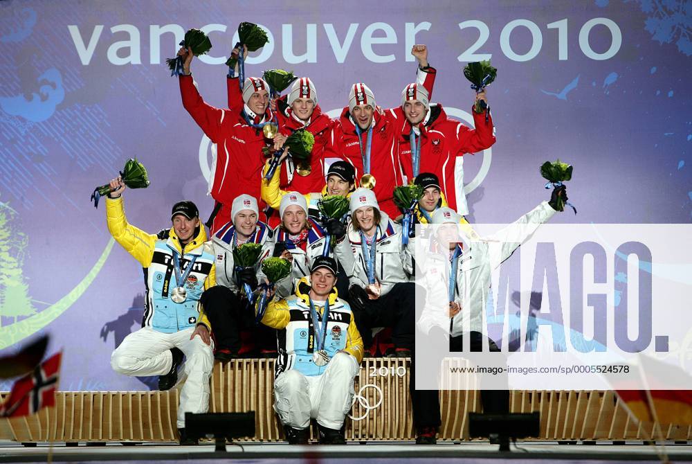 OLYMPIA - Olympische Winterspiele 2010 WHISTLER,KANADA,22.FEB.10 - DIVERS, OLYMPIA, SKI NORDISCH, SKISPRINGEN - Olympische Winterspiele Vancouver 2010, Grossschanze, Teambewerb, Siegerehrung, Medaillenvergabe. Bild zeigt die Olympiasieger Gregor Schlierenzauer, Thomas Morgenstern, Andreas Kofler, Wolfgang Loitzl (AUT hi.), Michael Uhrmannm (GER), Anders Jacobsen, Johan Remen Evensen (NOR), Martin Schmitt (GER), Tom Hilde Michael Neumayer (GER), Anders Bardal (NOR) und Andreas Wank (GER vorne). Keywords: Medaille. o0 Sieg Olympiasieg Jubel Freude Teamspringen Teamwettbewerb Totale
