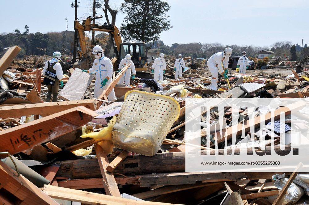 Japanese police wearing chemical protection suit search for victims inside the 20 kilometer radius around the Fukushima Dai-ichi nuclear power plant in Minamisoma, Fukushima prefecture, Japan, on April 7, 2011. TKP2011041509