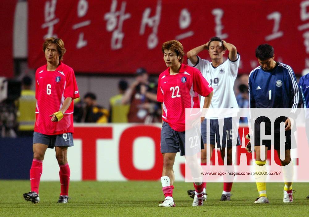 Enttäuschte Südkoreaner, v.li.: Yoo Sang-Chul, Song Chong-Gug, Lee Min-Sung und Torwart Lee Woon-Jae Fußball WM Herren Weltmeisterschaft 2002, Länderspiel, Halbfinale, Nationalmannschaft, Nationalteam, Nationaltrikot, Gruppe WorldCupStadium Seoul Enttäuschung, Verzweiflung,