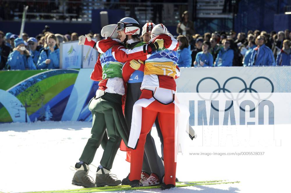 Jubel Team Oesterreich mit Andreas KOFLER, Gregor SCHLIERENZAUER, Wolfgang LOITZL, Thomas MORGENSTERN, jubeln, 1. Platz, Olympiasieger, Skisspringen, Skisprung, Ski Jumping, Mannschaft, Team, 22.02.2010. XXI. Olympische Winterspiele 2010 in Vancouver Kanada. o00 Olympiaringe, Ringe
