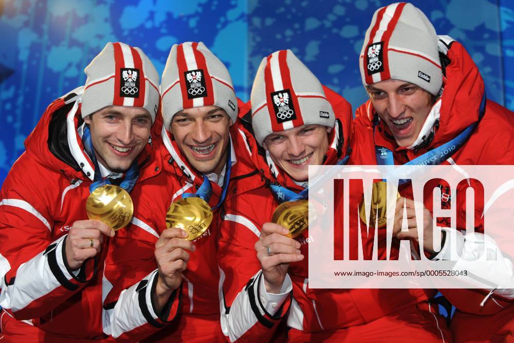 Jubel Team Oesterreich mit v.li.: Wolfgang LOITZL, Andreas KOFLER, Thomas MORGENSTERN und Gregor SCHLIERENZAUER (AUT), 1. Platz, Olympiasieger, Medal Ceremony; Siegerehrung, Medaille, Medaillen. Skisspringen, Ski Jumping, Mannschaft, Team, 22.02.2010. XXI. Olympische Winterspiele 2010 in Vancouver Kanada.