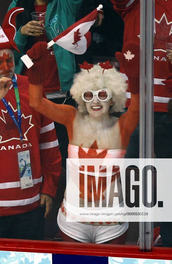 A scantily clad Team Canada fan celebrates Canada s victory over Germany in men s hockey in Vancouver BC Tuesday, February 23, 2010 during the Winter Olympics. - ZUMAw51 o0 Fan, Eishockeyfan, Publikum, Kostüm, Gesichtsbemalung, Bemalung, bemalt, Landesfarben