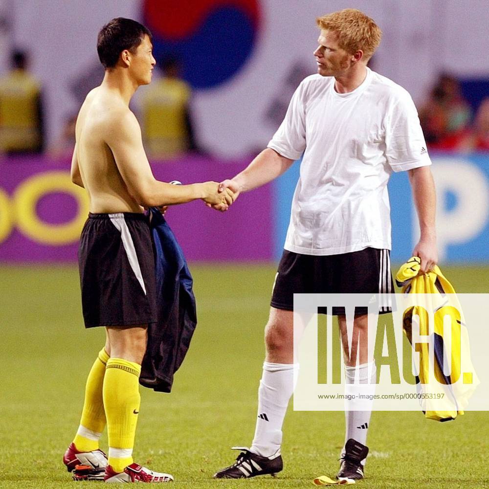 Torwart Oliver Kahn (re., Deutschland) und Torwartkollege Lee Woon-Jae (Südkorea) - Trikottausch Fußball WM Herren Weltmeisterschaft 2002, Länderspiel, Halbfinale, Nationalmannschaft, Nationalteam, Nationaltrikot Gruppe WorldCupStadium Seoul