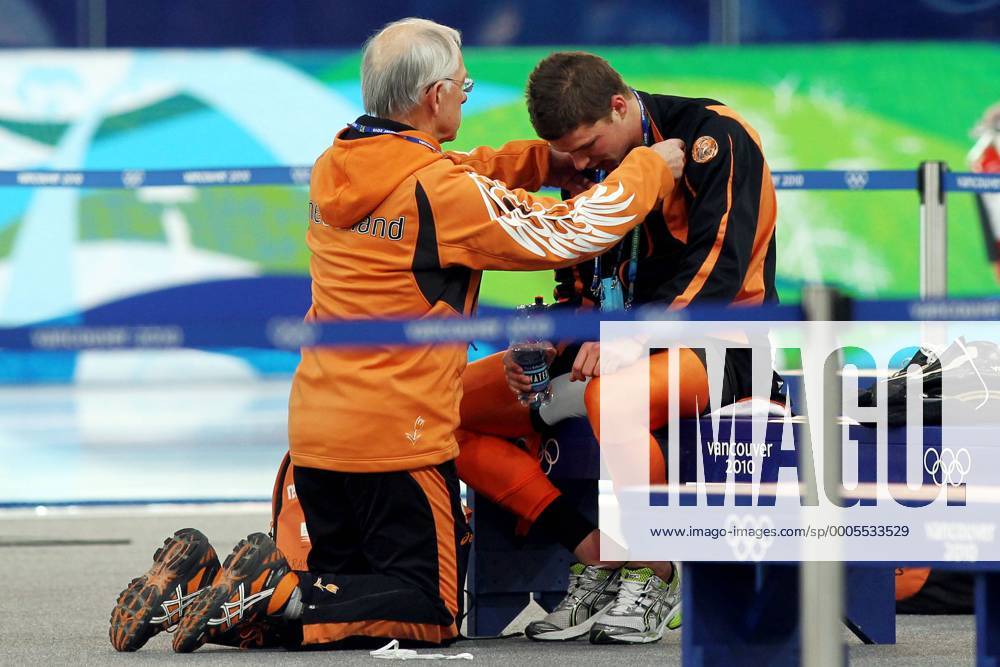 Olympic Winter Games Vancouver 2010 - Olympische Winter Spiele Vancouver 2010, SpeedSkating (Men s 10000 m), Eisschnelllauf, Sven KRAMER (NED, re.) tief enttäuscht nach seinem Wechselfehler ZWEIx Christiansx o0 Pleiten, Pech, Pannen, Missgeschick Fehler o00 Disqualifikation
