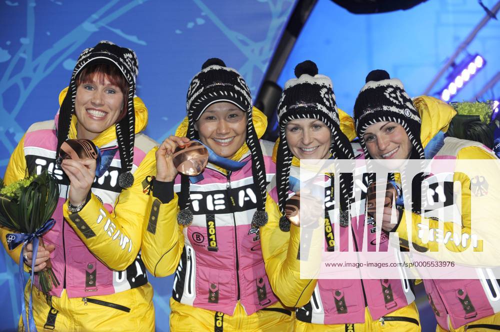 V.li: Kati WILHELM, Simone HAUSWALD, Martina BECK, Andrea HENKEL (alle GER), 3. Platz, Bronzemedaille, Siegerehrung, Biathlon, 4x6km Staffel Damen Mannschaft - 23.02.2010. XXI. Olympische Winterspiele 2010, o0 Freude Objekte Medaille Bronze Siegerehrung
