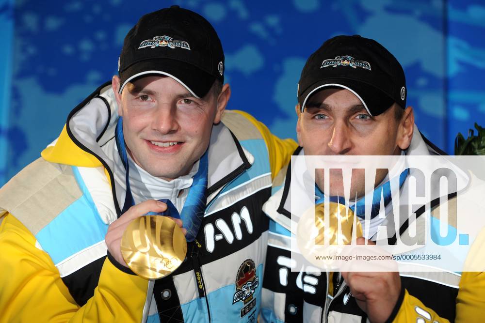 V.li: Andre LANGE, Kevin KUSKE, GER 22.02.2010. XXI. Olympische Winterspiele 2010, o0 Objekte Gold Medaille Trophäe o0 Freude Siegerehrung Sieg Olympiasieg