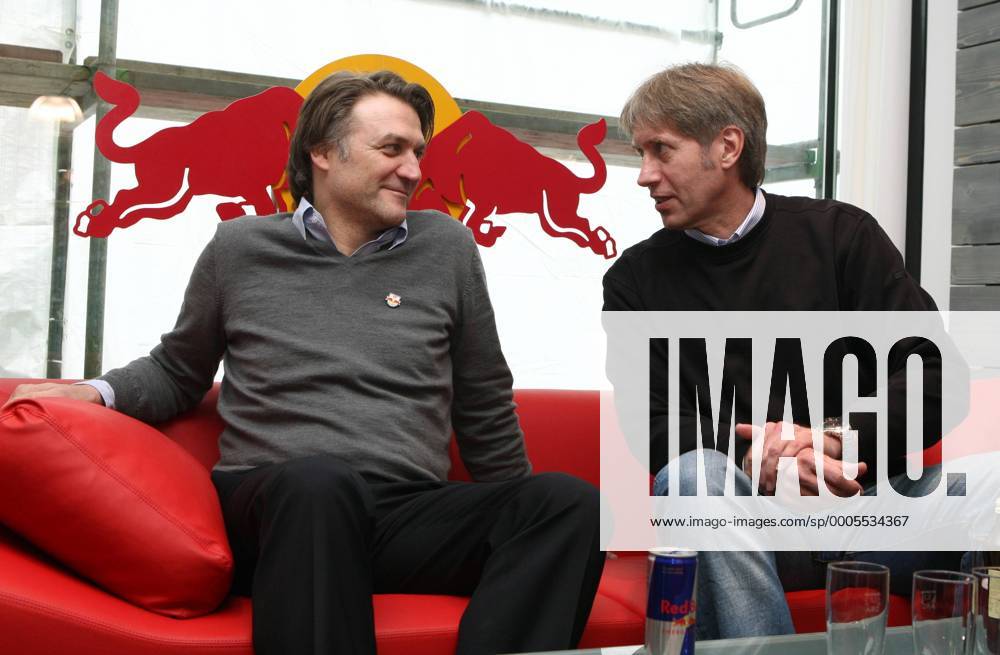 Leipzig, 24.02.2010, Magazingasse 1, RB Leipzig , , Bezug der neuen Büroräume des Oberligisten Rasenballsport Leipzig , , Im Foto: Dietmar Beiersdorfer (li.), Chef der Fußballabteilung von Red Bull, Joachim Krug (re.), Sportdirektor von RB Leipzig , , o0 Fotoshooting Rasenball Markranstädt Funktionär