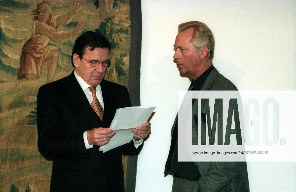 Bundeskanzler Gerhard Schröder (li., Deutschland SPD) im Gespräch mit Regierungssprecher Uwe Carsten Heye während einer Pressekonferenz anlässlich der bevorstehenden EXPO 2000 in Bonn