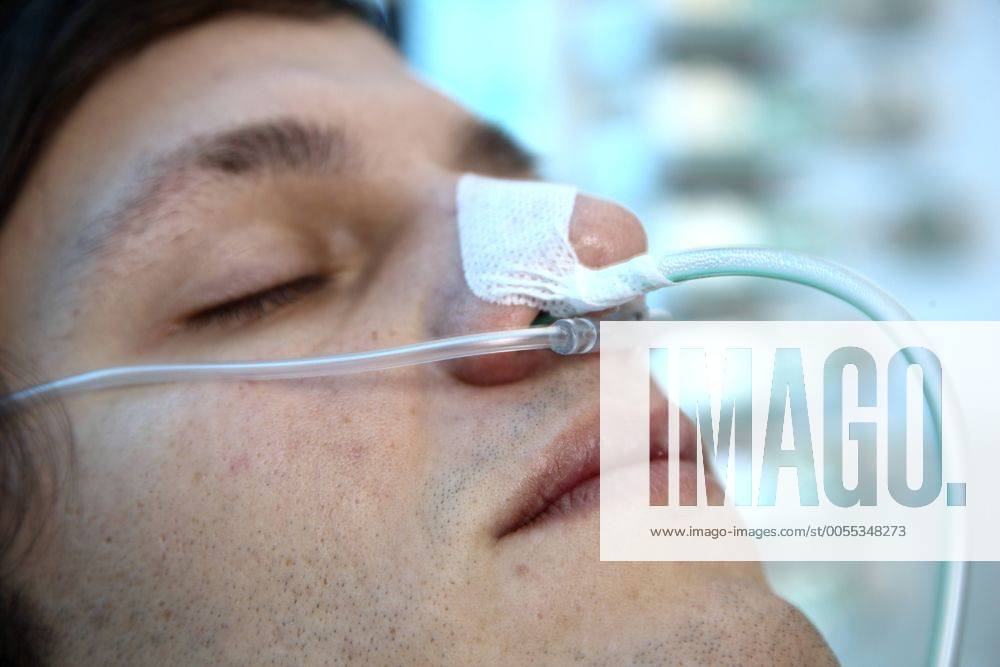 Krankenhaus, Intensivstation. Patient im Spezialbett, Medizinische Geräte für die Versorgung, Beatmung des Patienten. Automatische Überwachung der Vitalfunktionen, wie Herzschlag, Puls, Blutdruck, usw. Deutschland, Europa. Krankenhaus - MODEL RELEASED