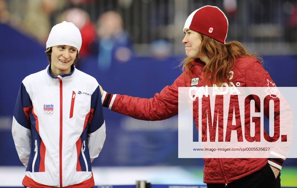 Clara Hughes (R) and Martina Sablikova (L) on the podium at the flower ceremony after the women s 5,000 m speed skating, held at the Richmond Olympic Oval, - ZUMAw51 o0 Olympiasieg Sieg Freude Jubel