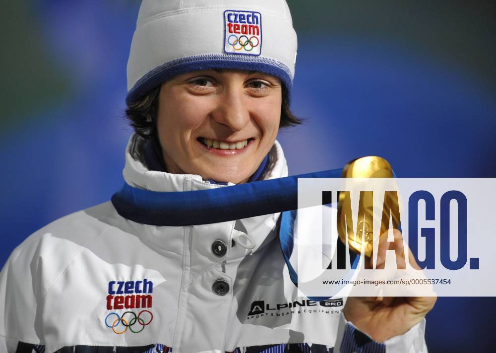 Czech Republic s gold medal winner Martina Sablikova shows her medal during the medals ceremony for the women s speed skating 5000 meters at the Vancouver 2010 Olympics in Vancouver, British Columbia, Wednesday, Feb. 24, 2010. (CTKxPhoto RomanxVondrous) CTKPhoto79201002250213101 o0 Olympiasieg Sieg Siegerehrung Medaille Gold Objekte Freude
