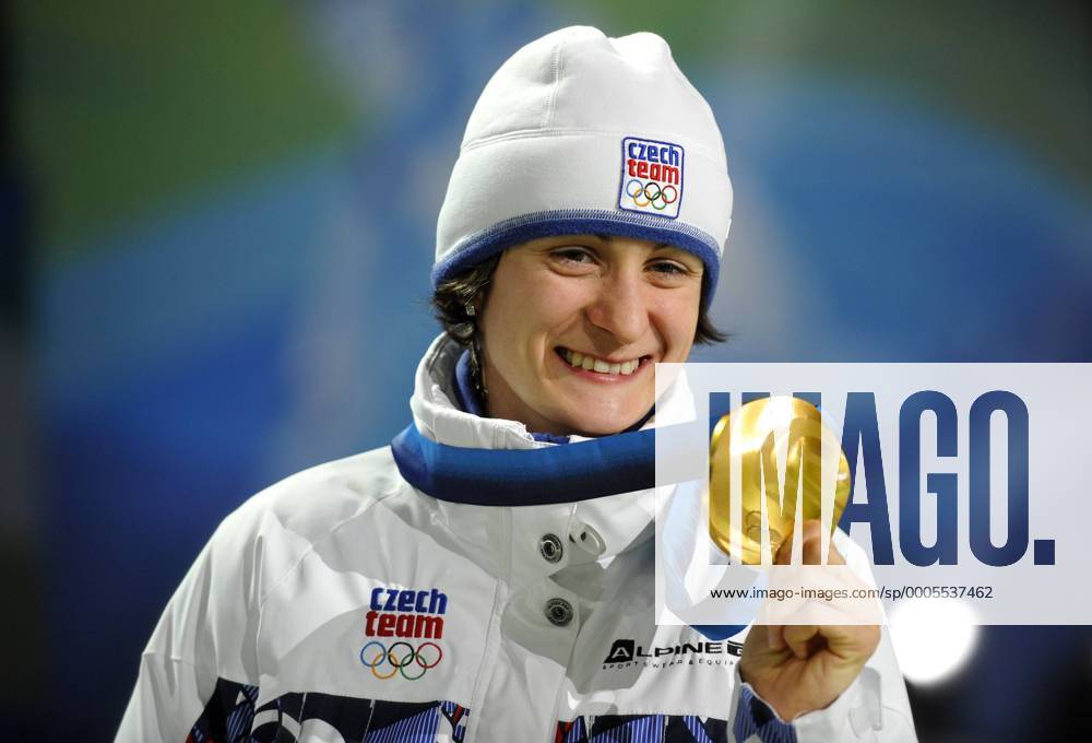 Czech Republic s gold medal winner Martina Sablikova shows her medal during the medals ceremony for the women s speed skating 5000 meters at the Vancouver 2010 Olympics in Vancouver, British Columbia, Wednesday, Feb. 24, 2010. (CTKxPhoto RomanxVondrous) CTKPhoto20124788 o0 Olympiasieg Sieg Siegerehrung Medaille Gold Objekte Freude