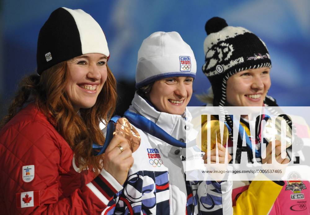 Canada s bronze medal winner Clara Hughes, left, Czech Republic s gold medal winner Martina Sablikova (C) and Germany s silver medal winner Stephanie Beckert smiles during the medals ceremony for the women s speed skating 5000 meters at the Vancouver 2010 Olympics in Vancouver, British Columbia, Wednesday, Feb. 24, 2010. (CTKxPhoto RomanxVondrous) CTKPhoto7201002250202801 o0 Olympiasieg Sieg Siegerehrung Medaille Gold Objekte Freude