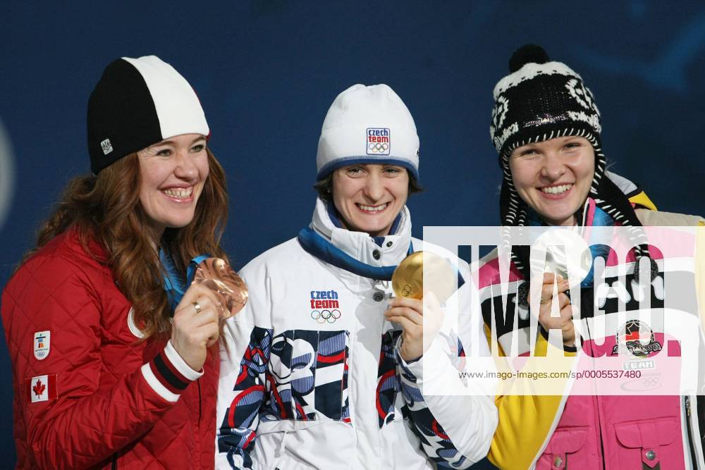 Siegerehrung, Podest, Medaille, Jubel, Freude. Stephanie Beckert (GER, Deutschland) Silber Silbermedaille rechts, Martina Sablikova (Tschechien) Gold mitte und Clara Hughes (Kanada) Bronze links, jubeln. o0 Olympiasieg Sieg Freude