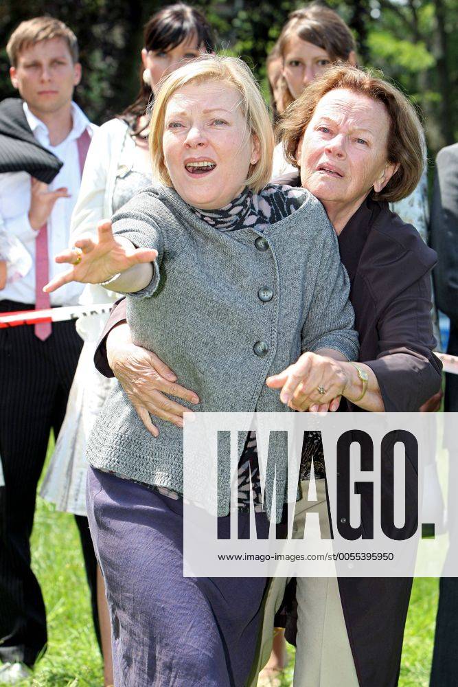 MDR-TATORT: Todesbilder (AT). Schauspielerinnen Cornelia Köndgen ( vorn GER in der Rolle der Mutter der Braut ) und Gudrun Ritter ( GER in der Rolle der Oma der Braut ) während eines Set- und Pressetermins zum MDR-Tatort Todesbilder (AT) am 25.05.2011 am Schloß Machern bei Leipzig.