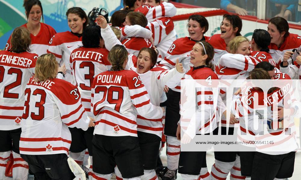 Feb. 25, 2010 - Canada - VANCOUVER, BC: FEBRUARY 25, 2010 -- Team Canada players celebrate following their victory over the USA in the final in women s hockey in Vancouver BC Thursday, February 25, 2010 during the 2010 Olympics. - ZUMAw51 o0 Jubel, Freude, Sieg, Sieger, Olympiasieger,
