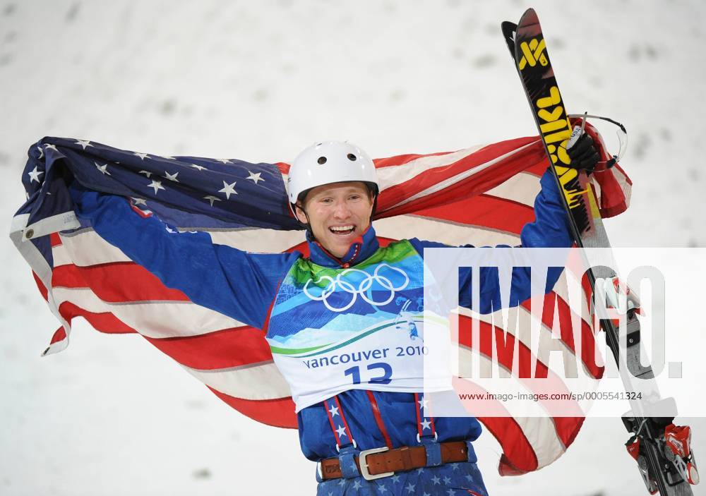 Feb. 25, 2010 - West Vancouver, BC, Canada - WEST VANCOUVER, BC: FEBRUARY 25, 2010 -- Jeret Peterson from the United States celebrates during men s aerials competition during the Vancouver 2010 Olympic Winter Games Canada at Cypress Mountain in West Vancouver, BC Thursday, February 25, 2010. - ZUMAw51 o0 Jubel, Freude, Fahne, Nationalfahne, Objekte, USA