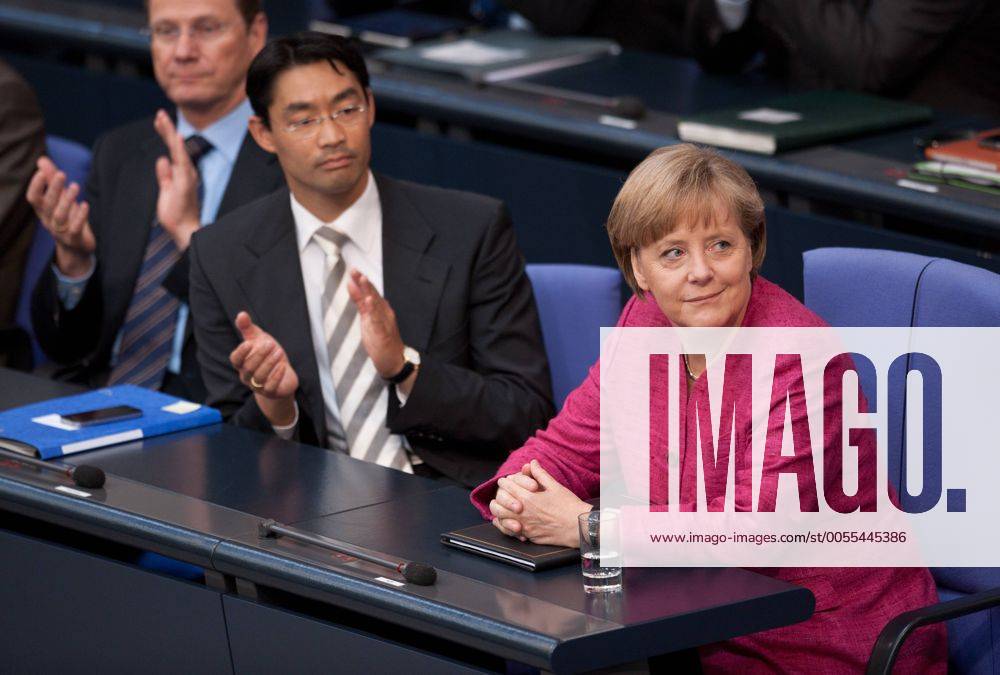 Bundesaussenminister Guido WESTERWELLE (FDP) , Bundeswirtschaftsminister Philipp ROESLER (FDP), Bundeskanzlerin Angela MERKEL (vl CDU) Regierungserklärung zur Energiepolitik Plenarsitzung des Deutschen Bundestag in Berlin am 09.06.2011